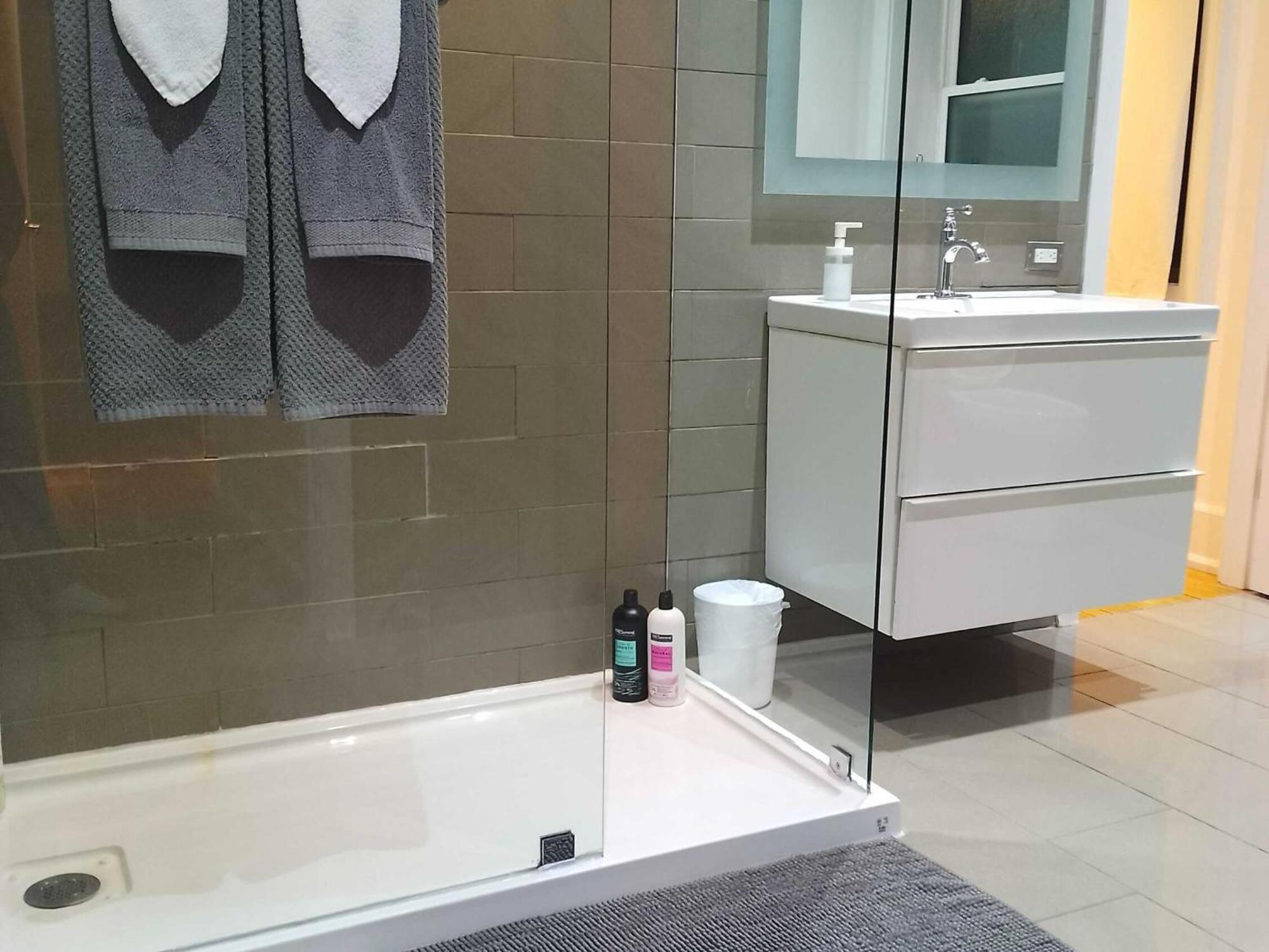 Modern 2 Bedroom Condo - Heart Of Leslieville Toronto Eksteriør bilde